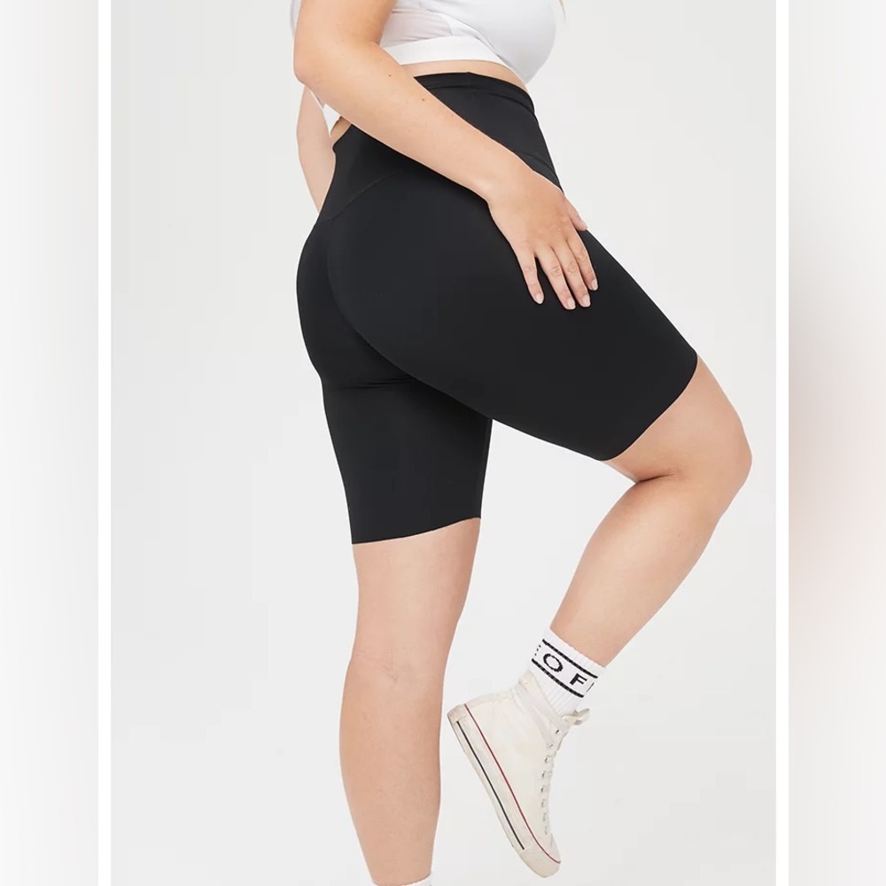 Aerie black biker shorts. BRAND NEW WITH TAGS.
Size smalls